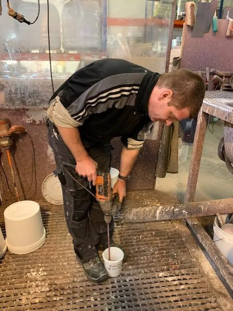 MALAXAGE DES MATÉRIAUX ET PIGMENTS TERRE DU MONDE POUR ENSUITE FAIRE LES ESSAIS