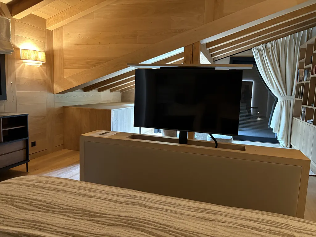 Vérin motorisé pour télévision avec plateau à Sallanches, Megeve, Chamonix et Saint Gervais