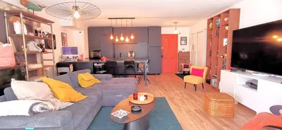 Vente appartement T3 Cassis  avec terrasse et cave dans immeuble cossu avec ascenseur au centre du village