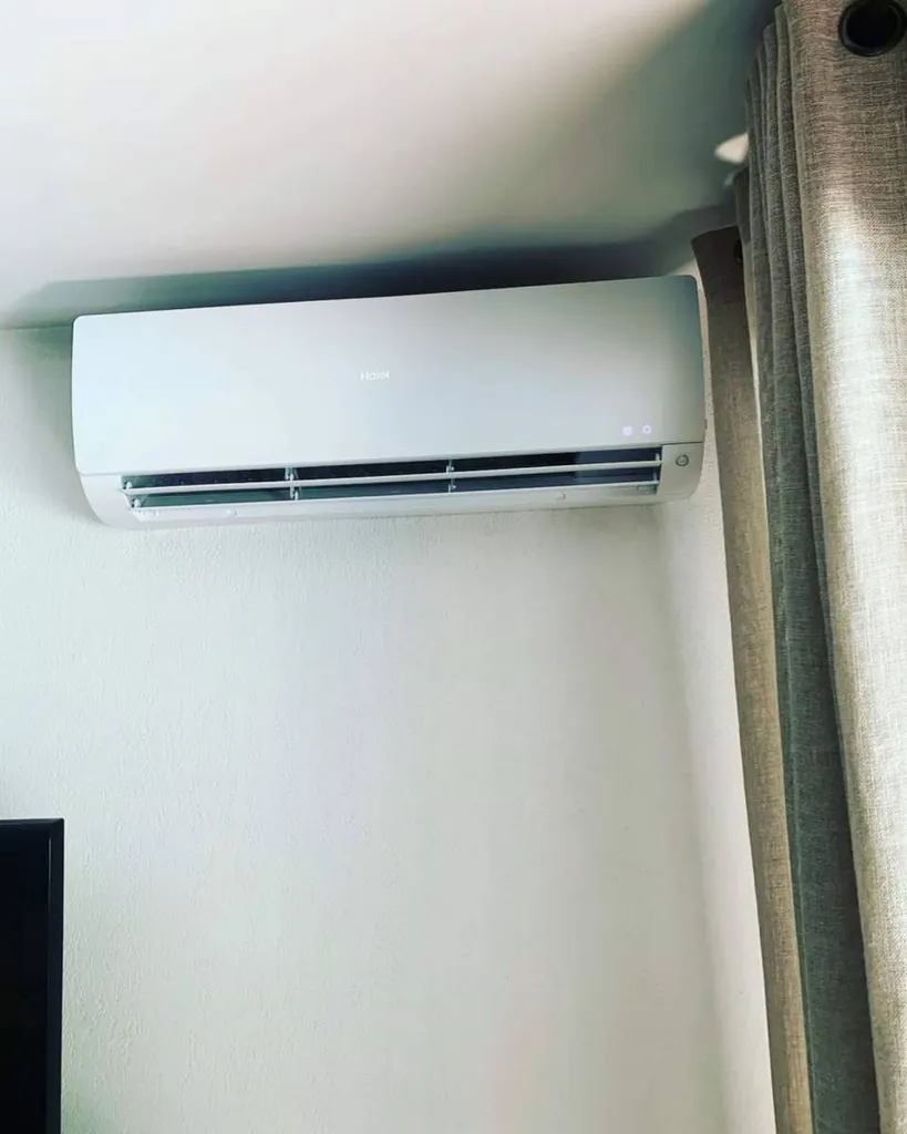 Installation d'une climatisation murale Haier Flexis dans un appartement à Antibes