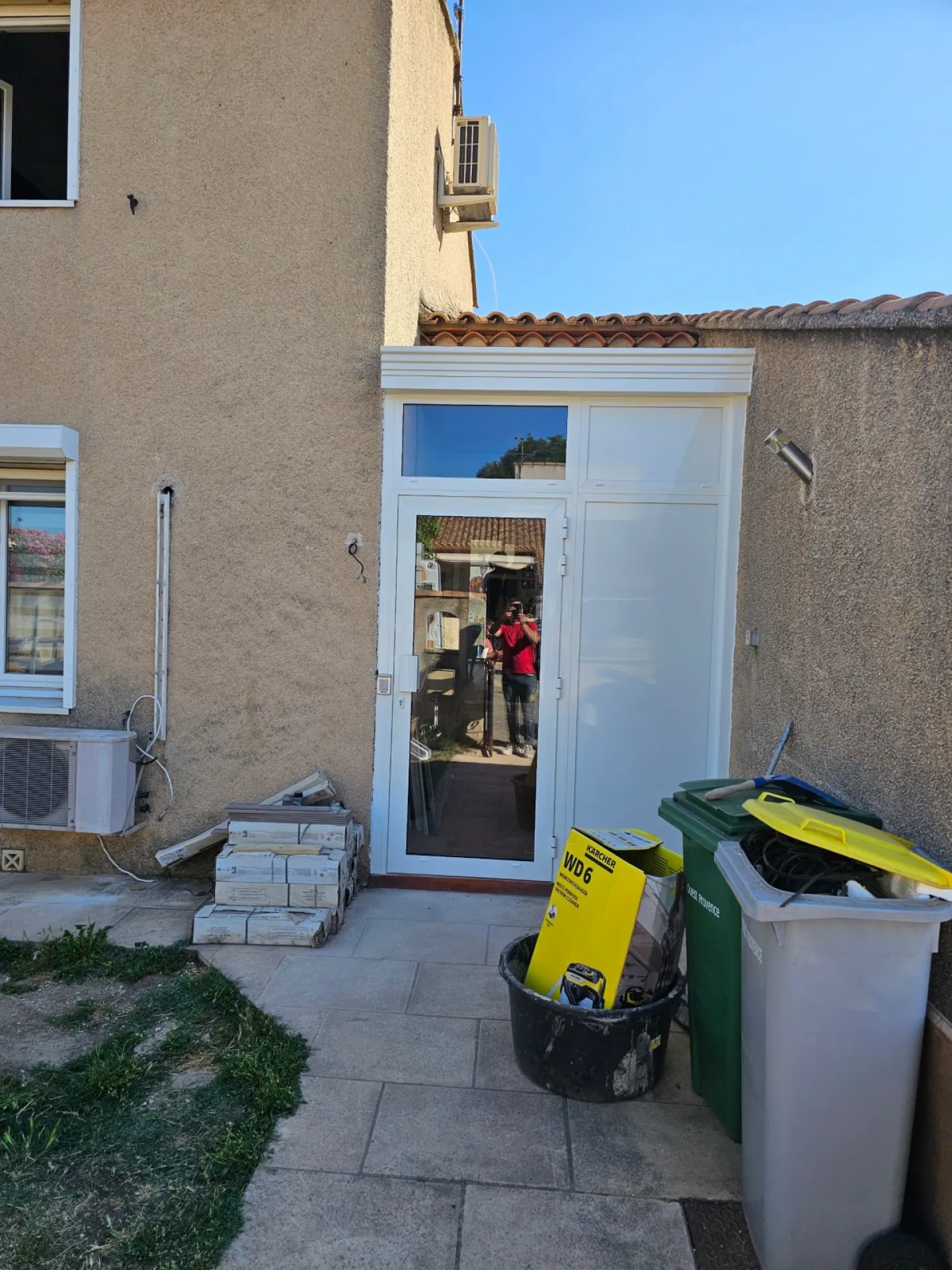 Création d’un SAS d’entrée en aluminium et verre pour maison particulière près d’Aix en Provence