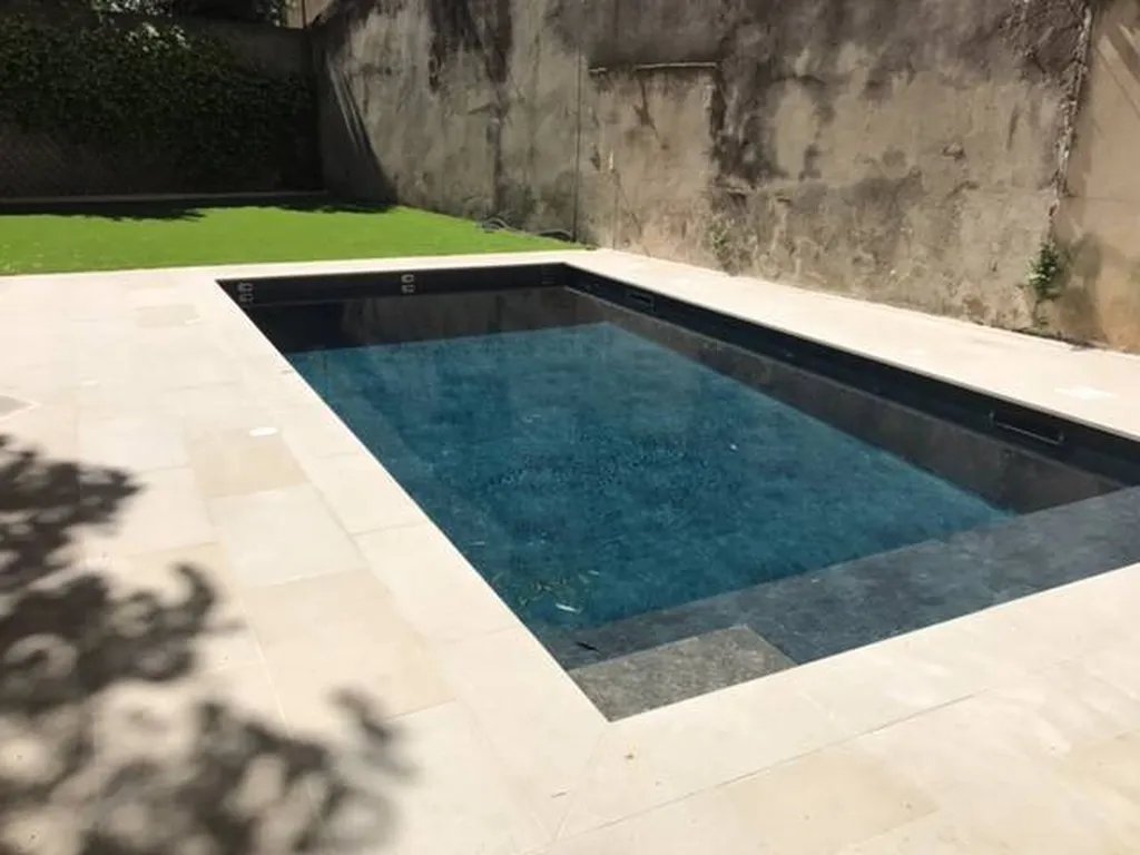 MARGELLE PISCINE EN PIERRE NATURELLE MOLEANOS