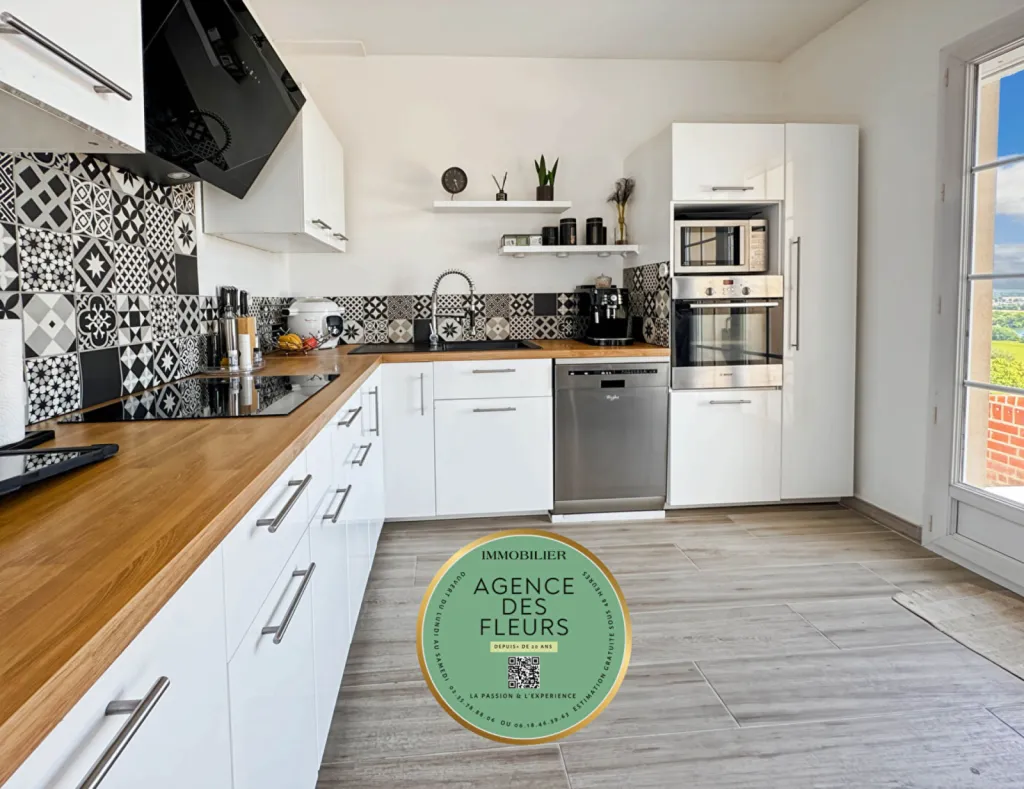 A vendre maison rénovée de 150 m² édifiée sur 880 m² de terrain sur la commune de FRENEUSE 76410