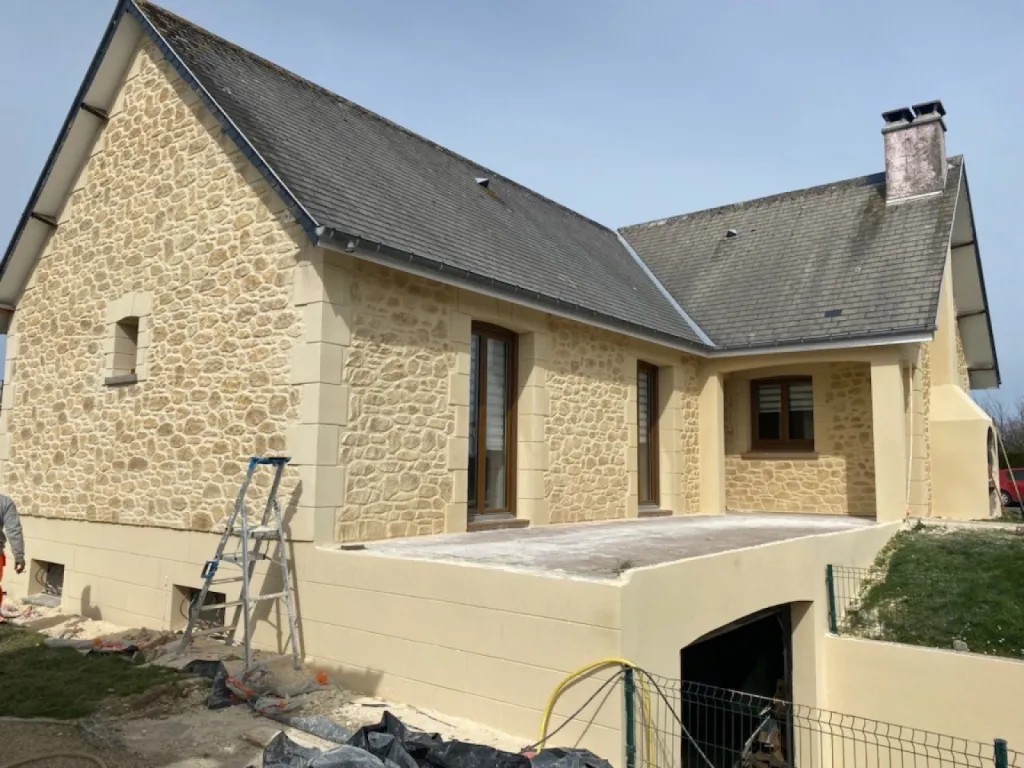 Ravalement enduit projeté à la chaux aérienne à la machine Le Havre 76. finition aspect pierre