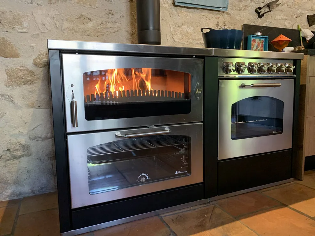 Pose d'un ensemble de cuisinière bois et gaz piano de cuisson sur mesure dans une cuisine de caractère en Gironde Sauveterre de guyenne