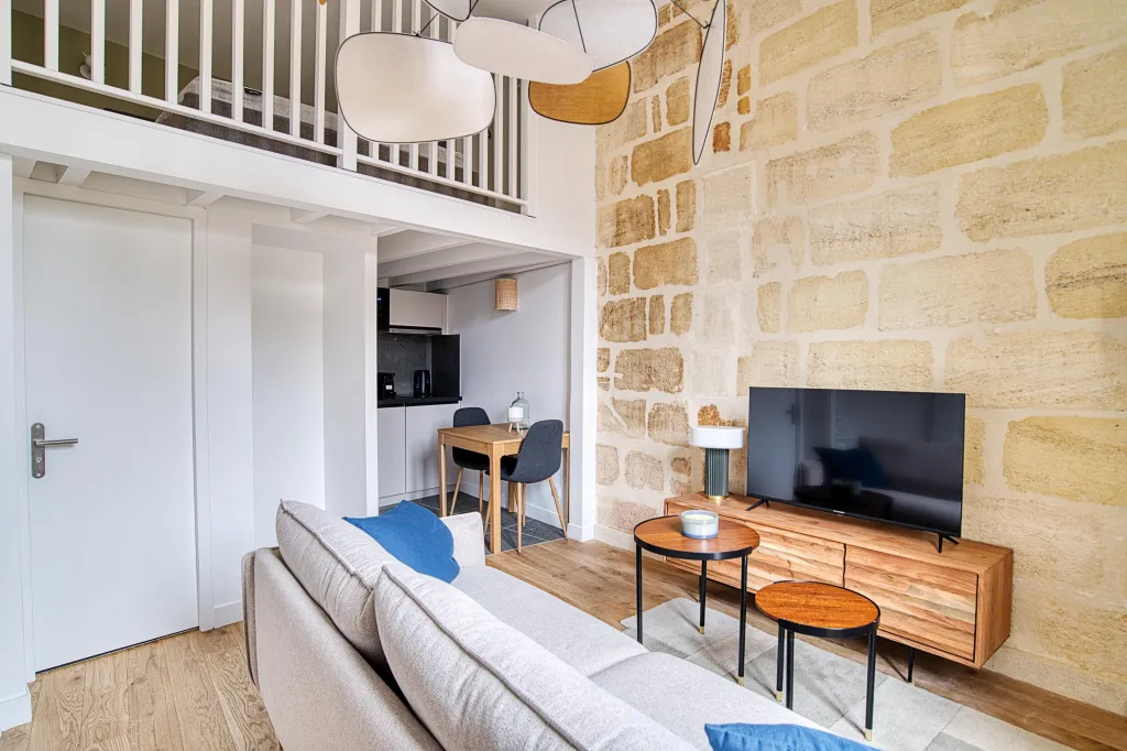 Notre zone d'activité pour ce serviceRéaliser l’agencement intérieur d’un bureau professionnel incluant mobilier sur mesure, peinture technique, électricité et cloisonnement acoustique certifié RT2020