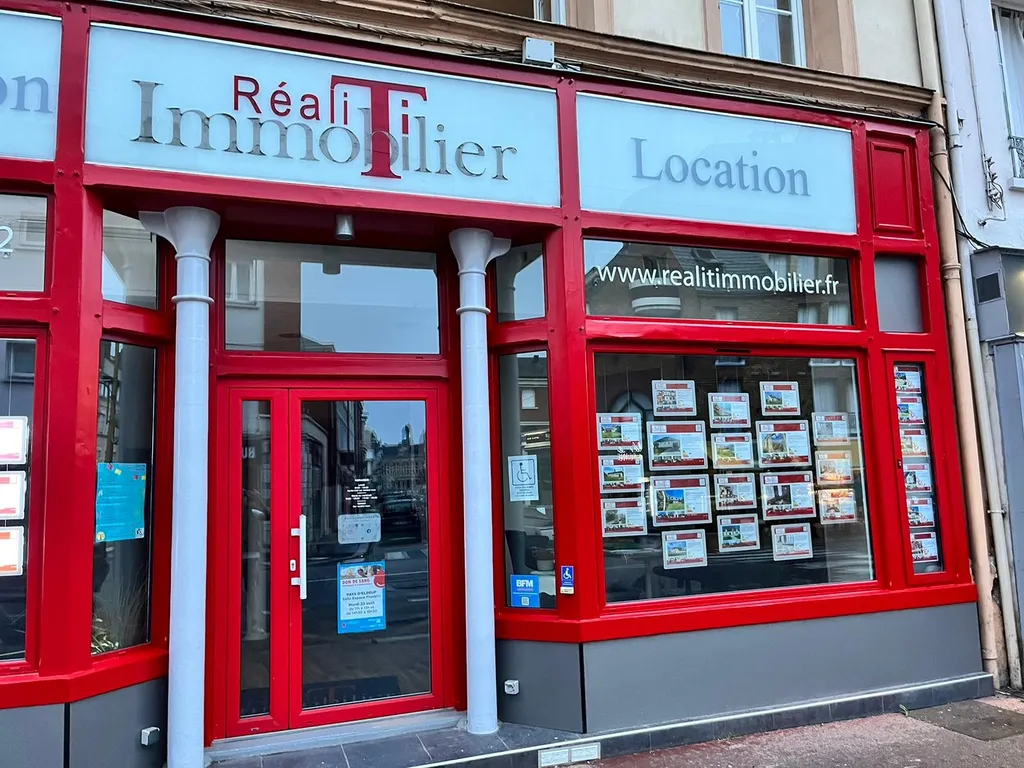 Rénovation peinture d'une facade commerciale en bois avec poteaux béton à ELBEUF 