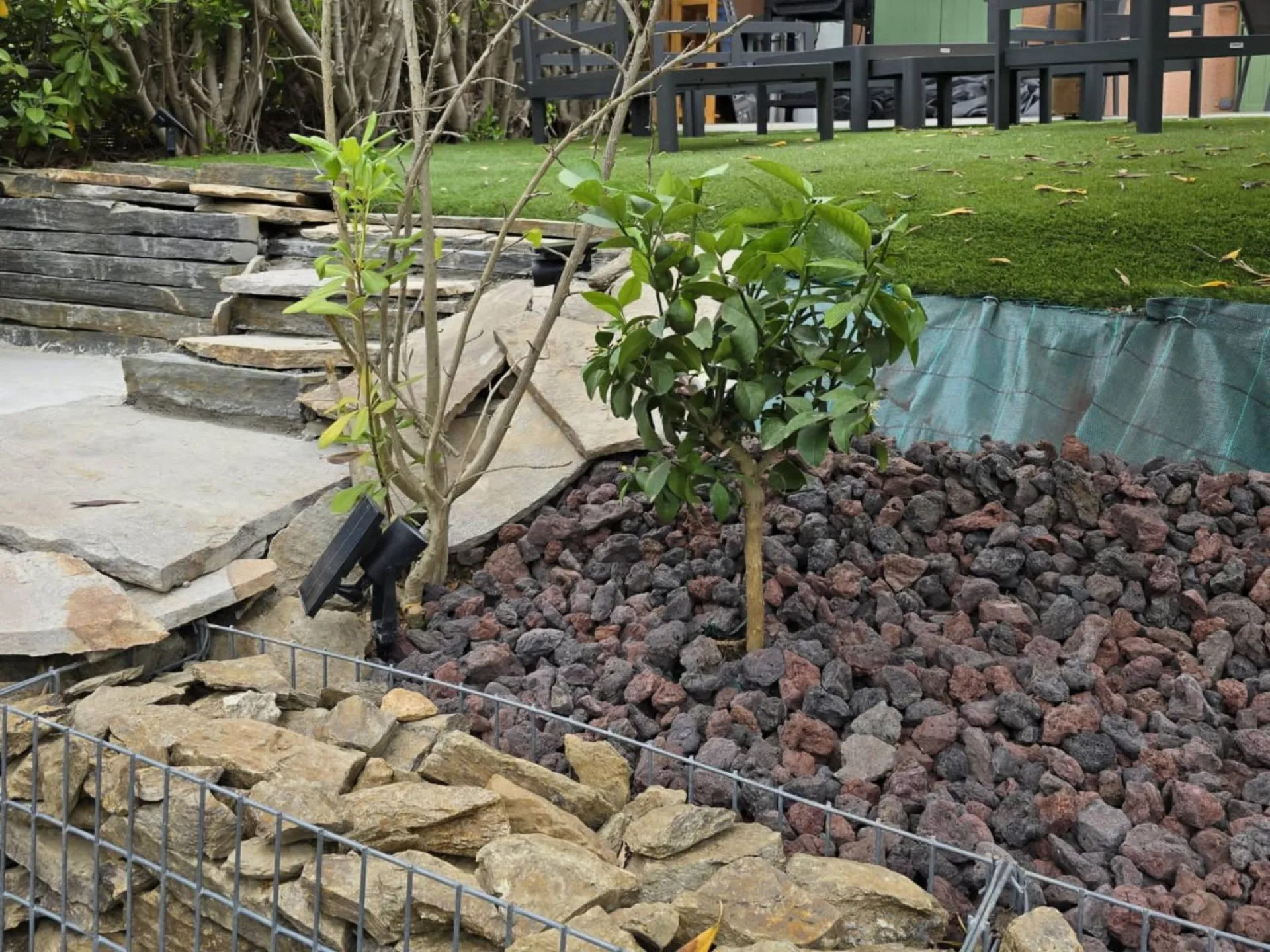 Bordures en pierres et aménagement du jardin d'une maison à Toulon dans le Var