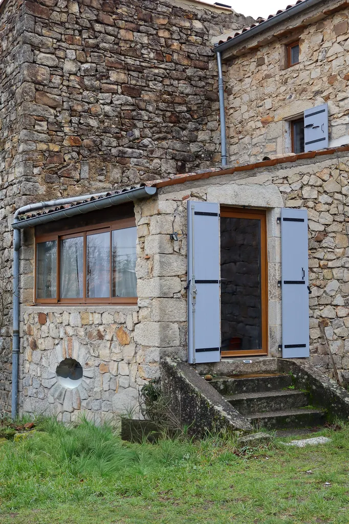 Rénovation de menuiseries d'une bâtisse en pierre à Joyeuse entre authenticité du chêne et pérennité de l'aluminium haut de gamme