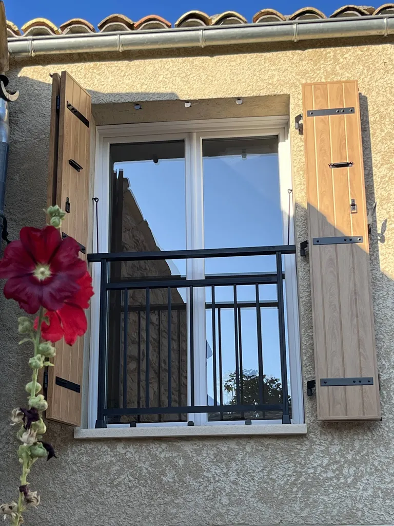 Installation de volet battant aluminium imitation (chêne irlandais) dans le 04