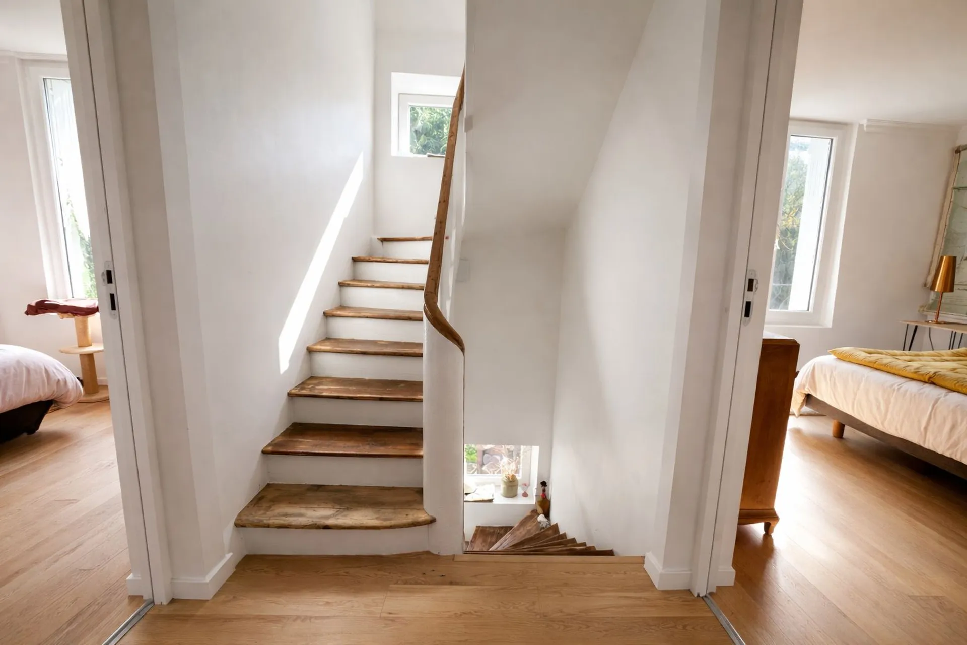 Escalier central reliant les différents niveaux