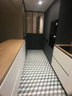 cuisine avec carreaux de ciment au sol colorés