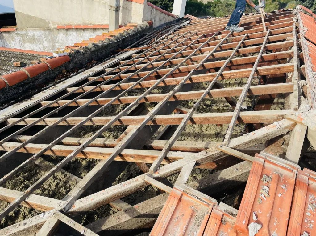 Réalisation des couvreurs de Solutoiture sur une changement de toiture de maison près de Aix en Provence