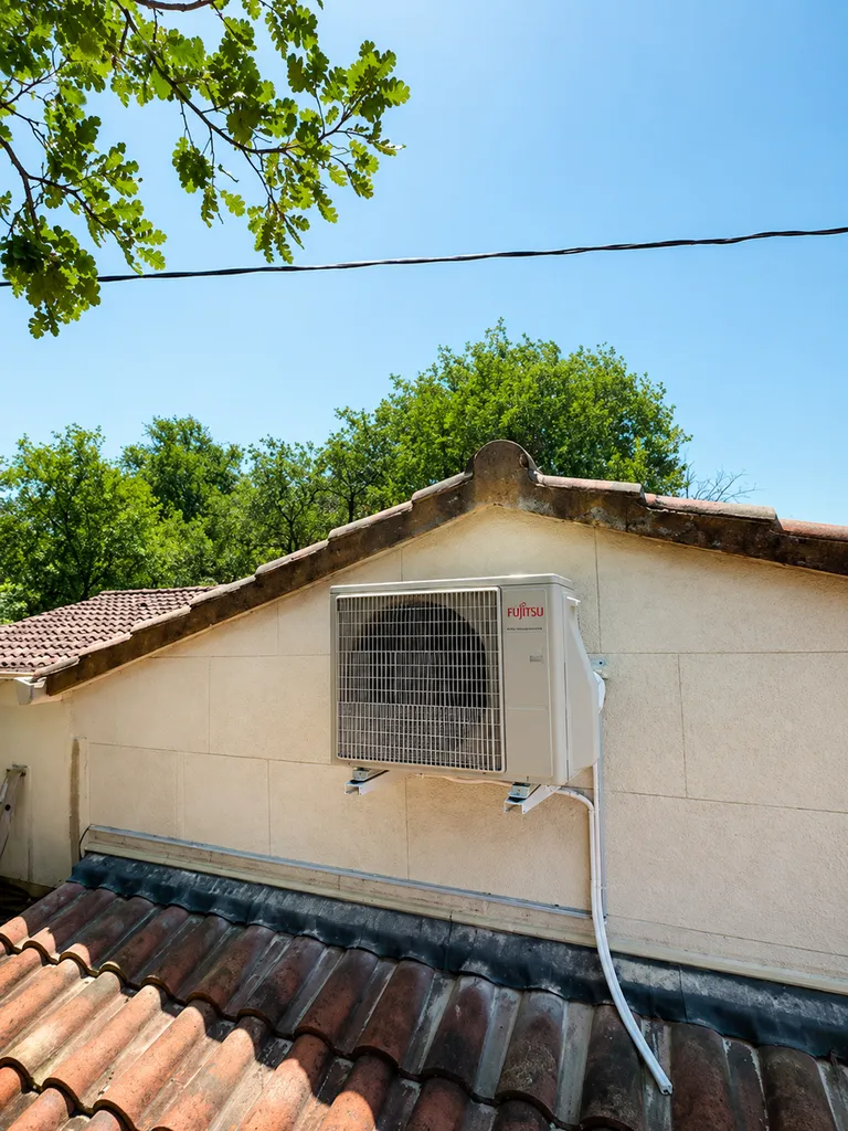 Installation d'une pompe à chaleur air/air monosplit réversible Atlantic pour le chauffage et le rafraîchissement d'une maison à Saint-Laurent-des-Arbres dans le Gard (30)