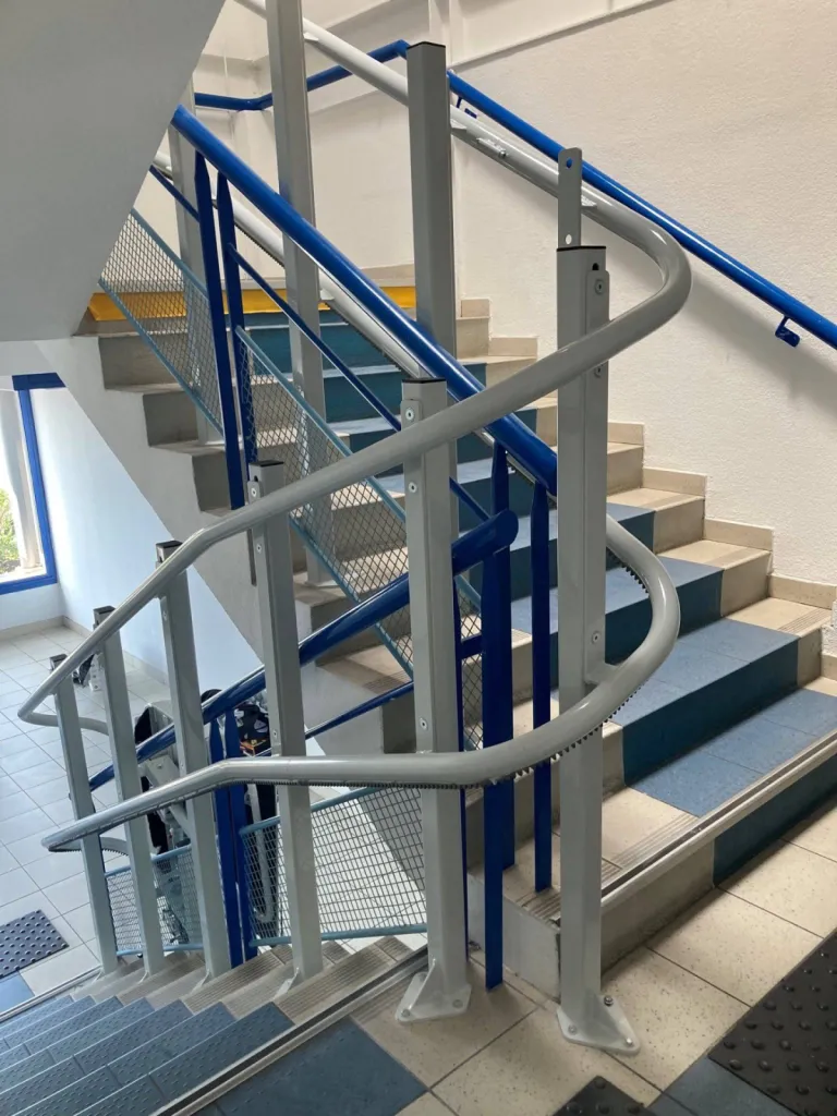 La qualité d'installation est primordiale pour réussir l'implantation en intérieur de cette plateforme oblique LEHNER STRATOS dans un escalier de copropriété de bureaux à Toulon près de Marseille