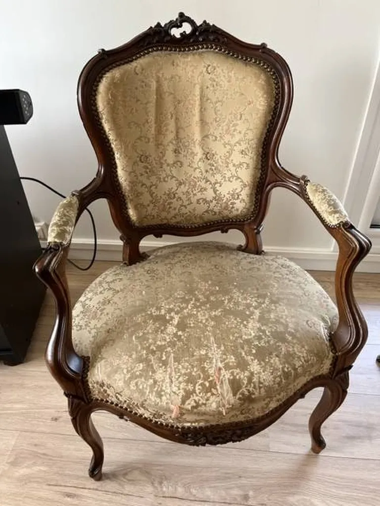 Artisan tapissier d'ameublement pour restauration haut de gamme de sièges, fauteuils et canapés à Lyon et Megève