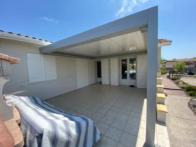 Réalisation pergola bioclimatique  de couleur grise avec lames rétractables blanches sur Audenge