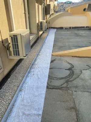 Mise en place du gravier pour la bande stérile à Nice