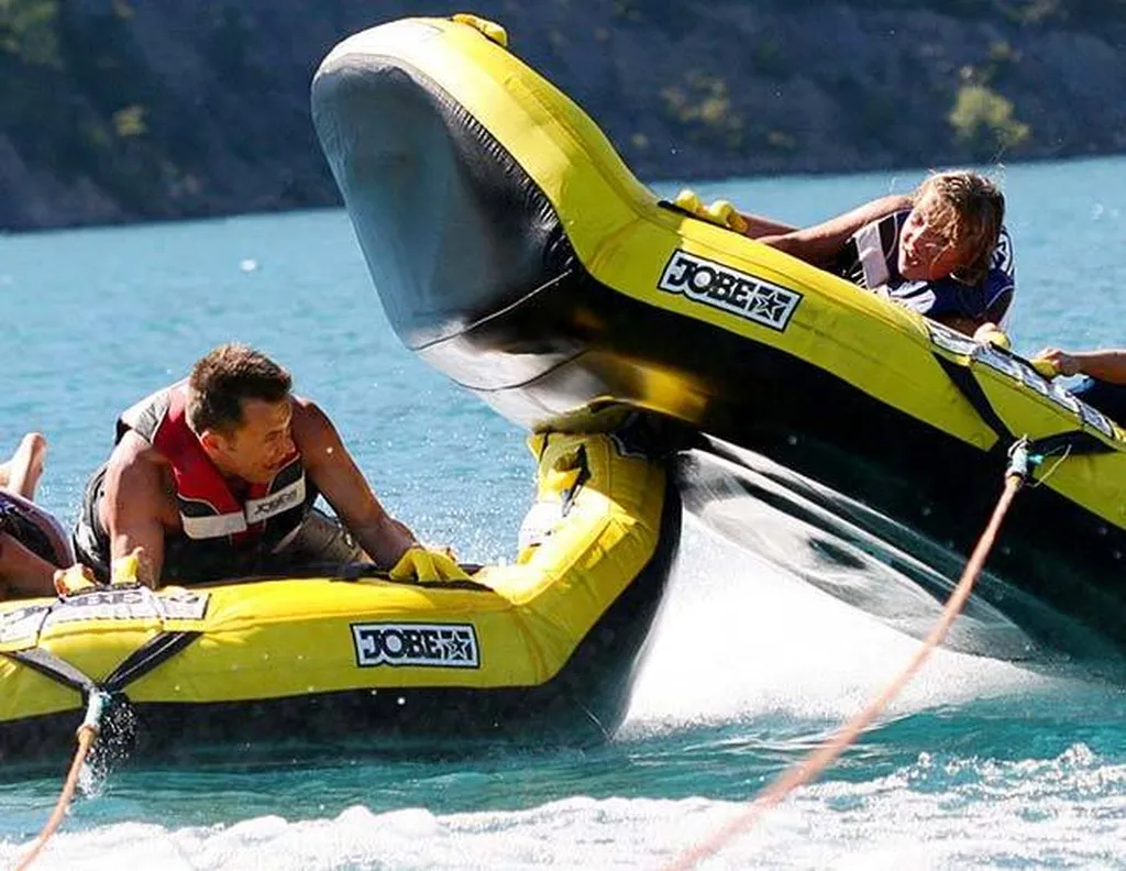 Session Bouée Tractée à Hyères : Le Loisir Nautique Fun en Famille