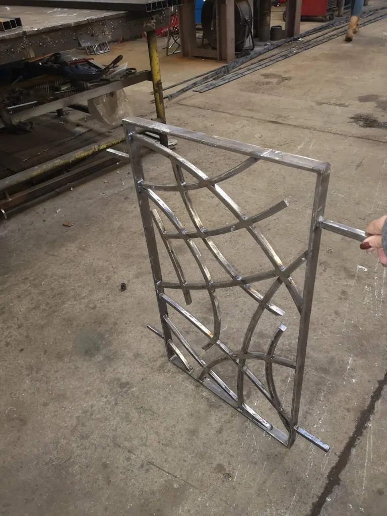 VENTE GRILLE EN FER FORGE ORIGINALE MODERNE FABRIQUEE SUR MESURE AVEC POSE POSSIBLE PAR FERRONNIER A MARTIGUES 13 PACA BDR