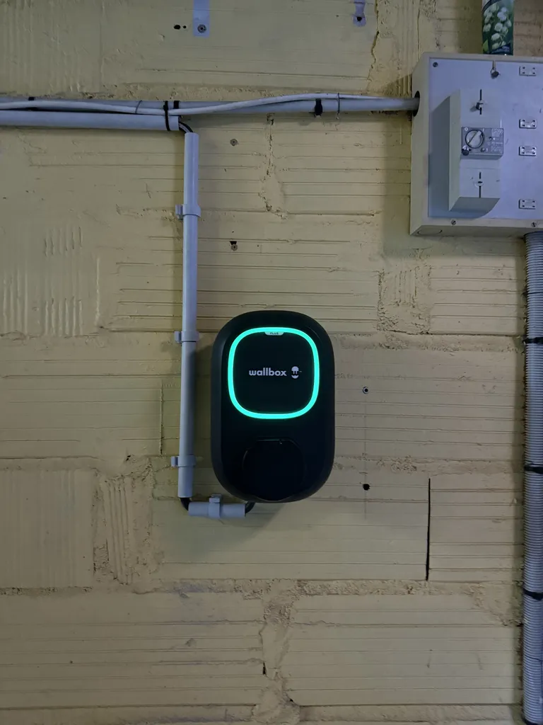 Installation d'une borne de recharge Wallbox avec cheminement sous tube IRL à Toulouse