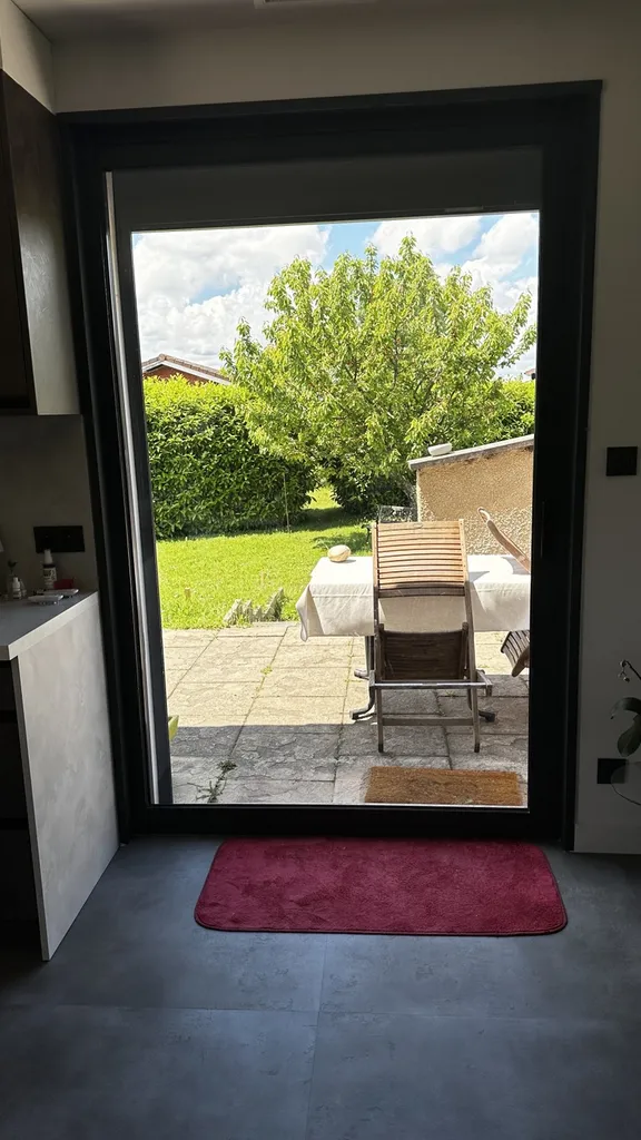 Installation d'une porte en galandage en aluminium