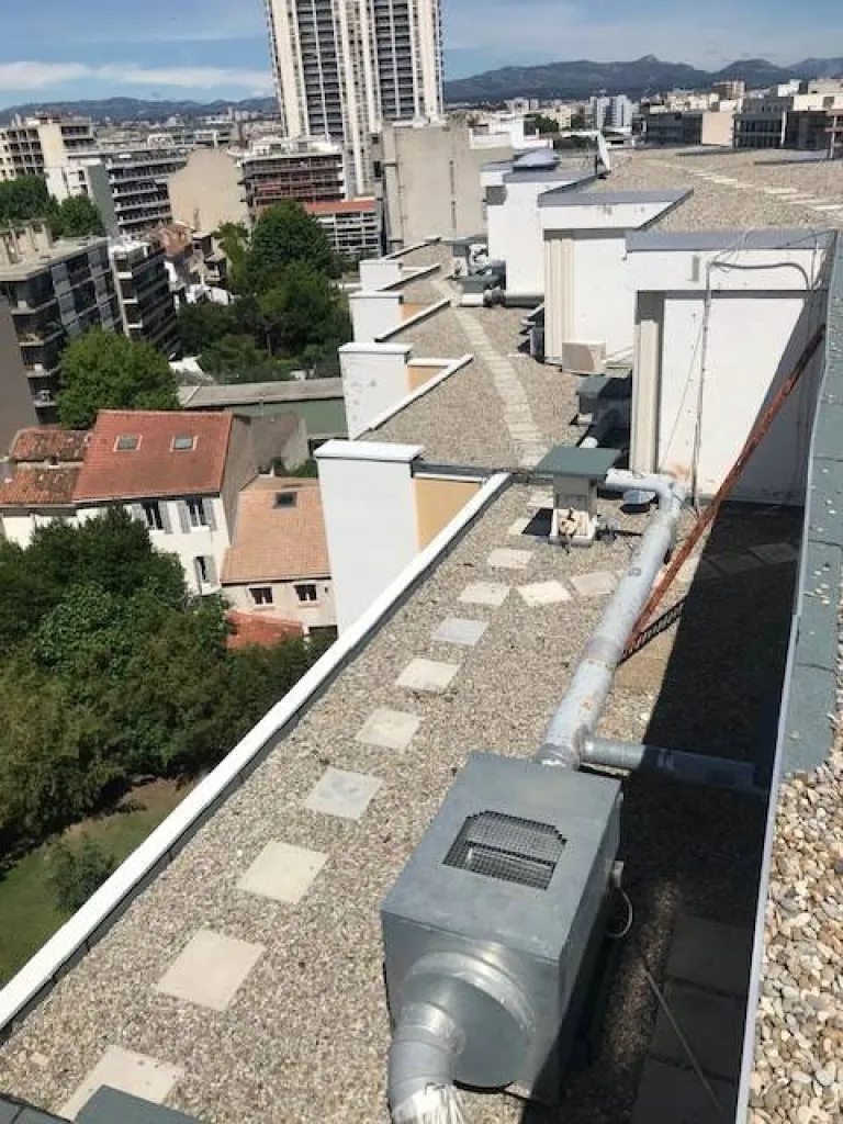 Mise en œuvre d’une isolation thermique haute performance en panneaux de polyuréthane, garantissant confort intérieur et efficacité énergétique.