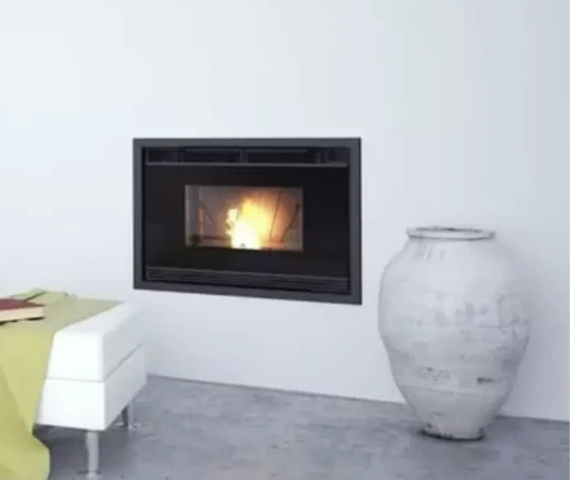 Insert à granulé Jotul PI 1201 noir dans une hotte blanche