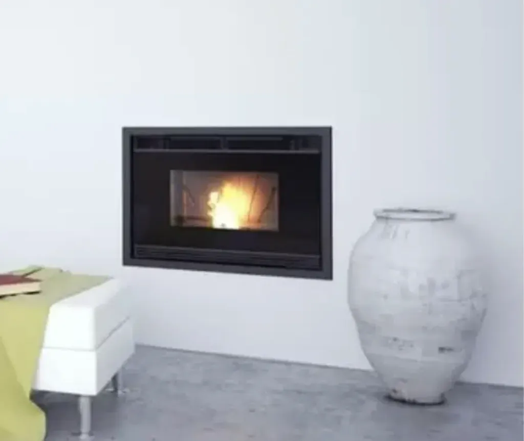 Insert à granulé Jotul PI 1201 noir dans une hotte blanche