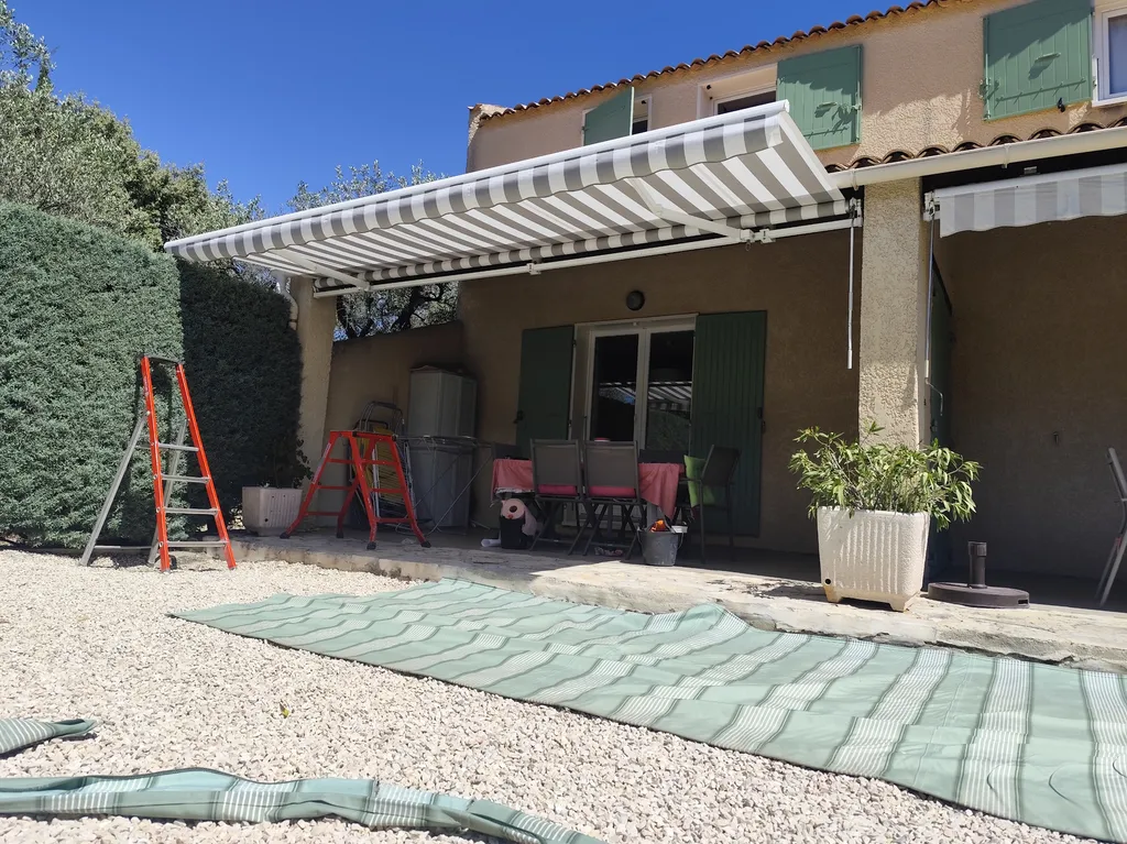 Remplacement d'une toile de store banne détériorée à Mollans sur Ouvèze (Drôme) par une toile Dickson de qualité et remplacement de bras articulés cassés