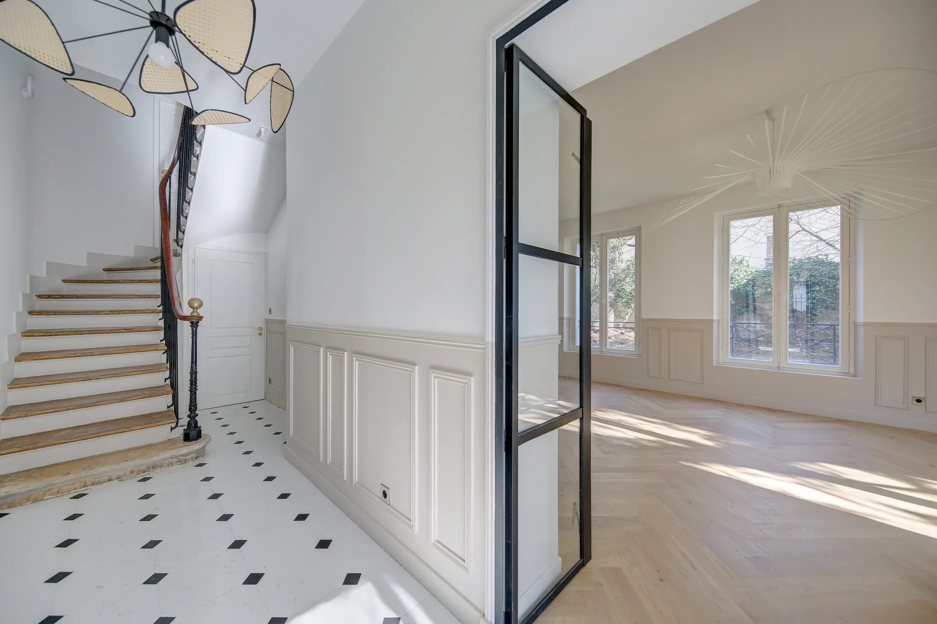 A vendre dans le centre de Saint Germain en Laye près des commerces et du RER un hotêl particulier rénové