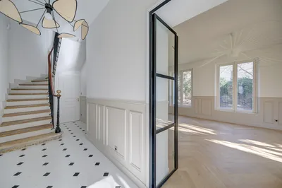 A vendre dans le centre de Saint Germain en Laye près des commerces et du RER un hotêl particulier rénové