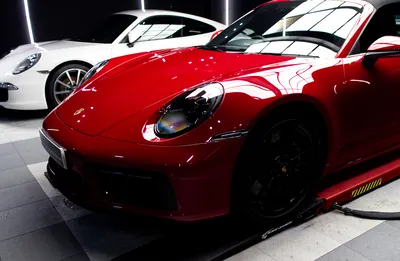 Préparation et nettoyage complet avant la pose du film PPF sur Porsche 992 Targa.