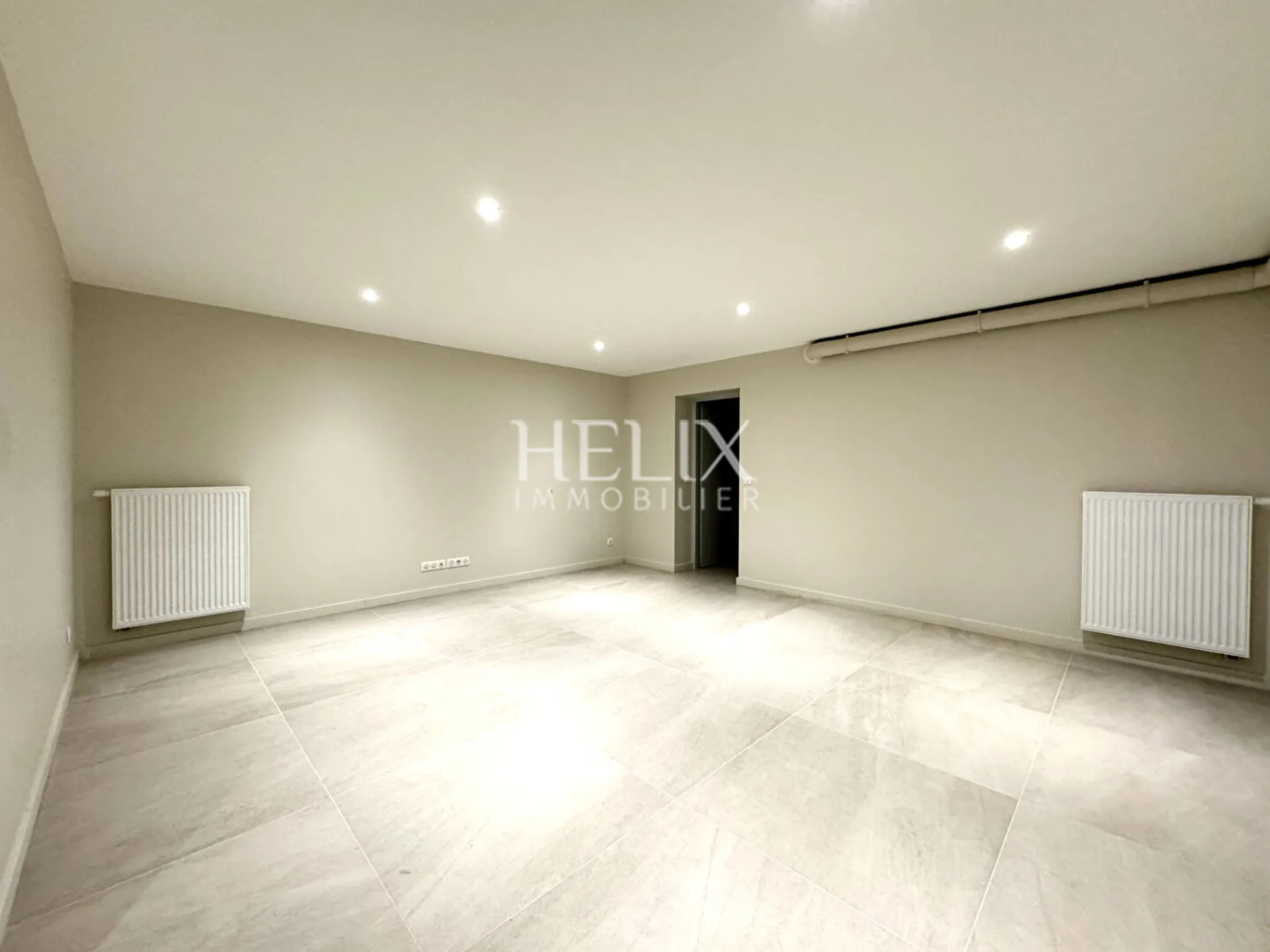 A louer maison contemporaine de 162 M² environ, parcelle environ 500 M² située dans un quartier résidentiel à Saint Germain en Laye, le calme, à proximité des écoles, collèges et lycées. 