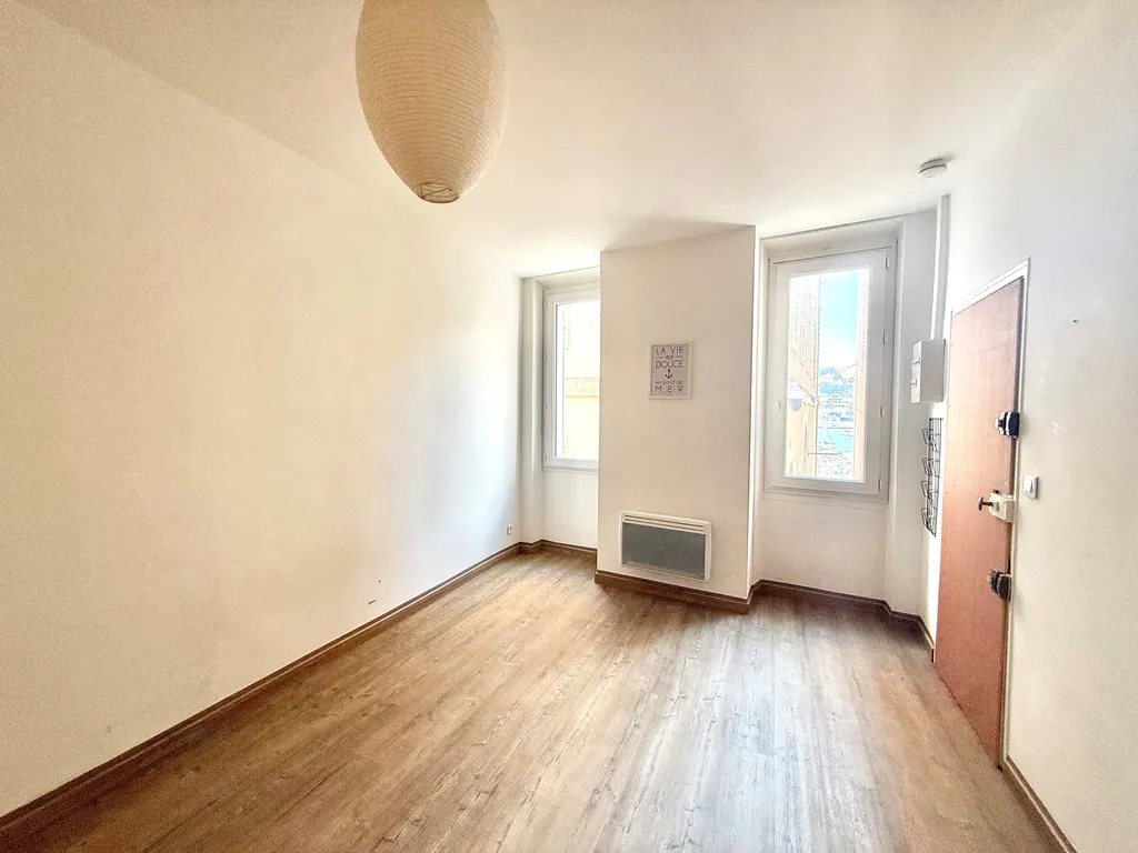 petite vue mer et port entièrement rénové