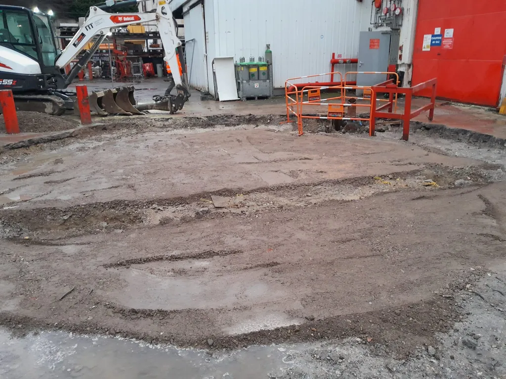 Entreprise de démolition à Ecully, près de Lyon: démolition de dalle béton avec pelle mécanique et BRH