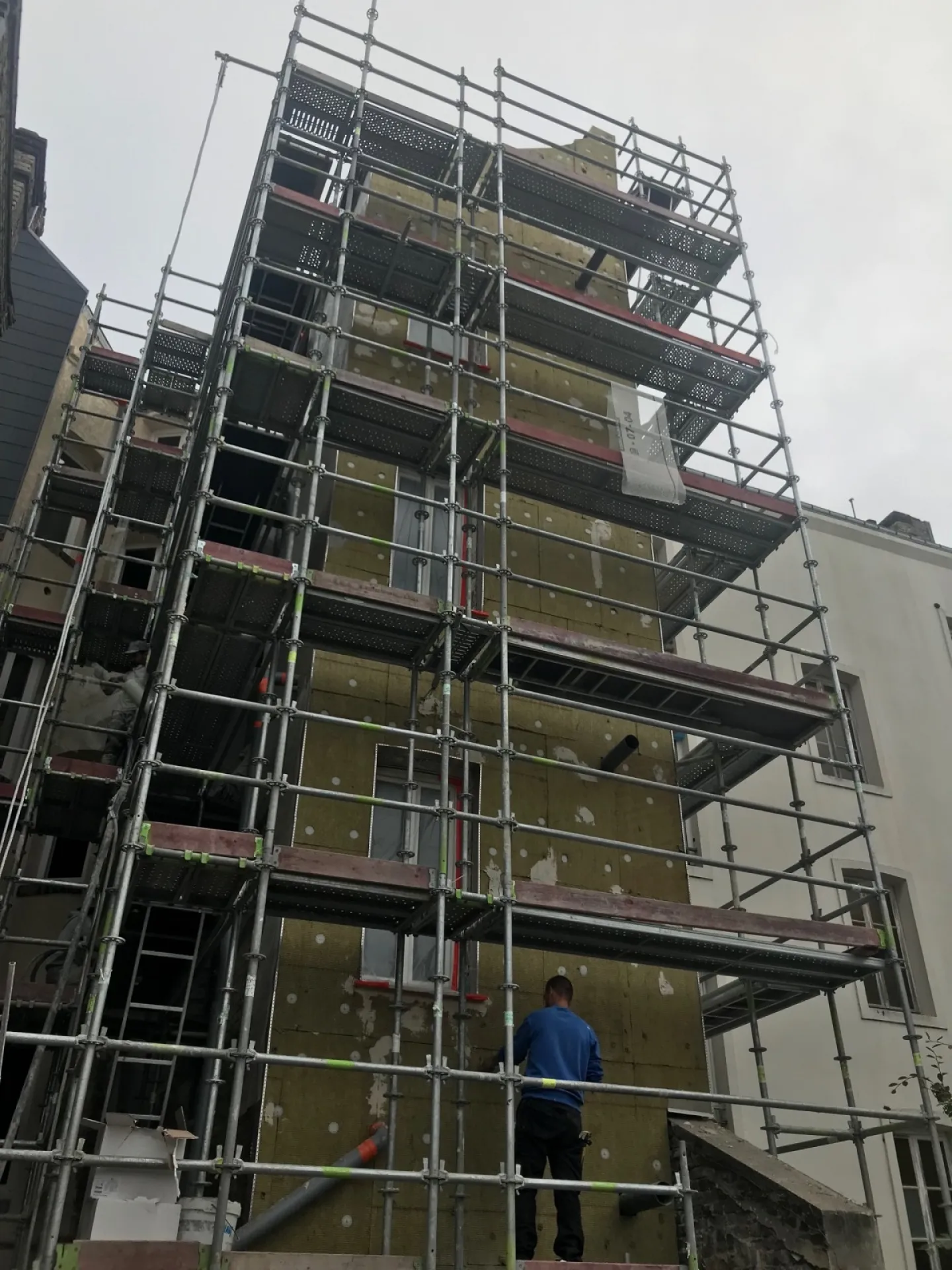 Isolation par l’extérieur en laine de roche et ravalement enduit projeté de façade sur un bâtiment ancien brique Le Havre - Normandie (76) RGE 