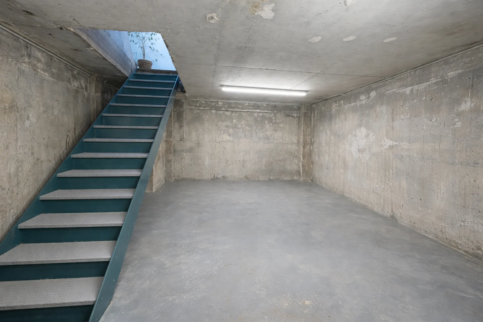 Accès au sous-sol DIRECT dans le local commercial HELIX IMMOBILIER immobilier