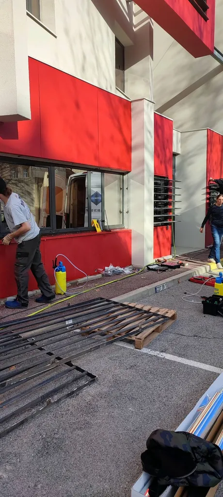 Pose de films solaire anti vis a vis sur gendarmerie a Marseille