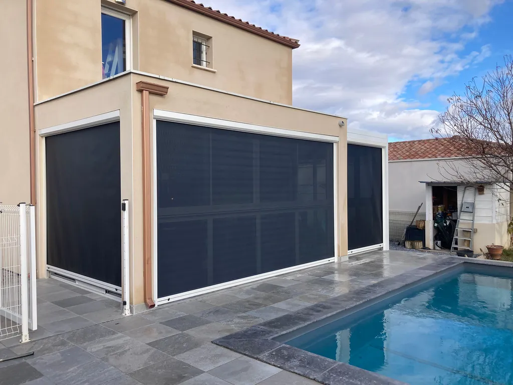 Véranda en aluminium Thermotop avec allège vitrée et store screen RAL 7016 – RG HABITAT à Lézignan la cèbe