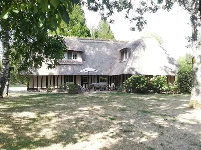 Vente d'une belle Chaumière en colombages avec dépendance, installées sur un parc paysagé de 2 134 m², dans le secteur de Cormeilles 27260