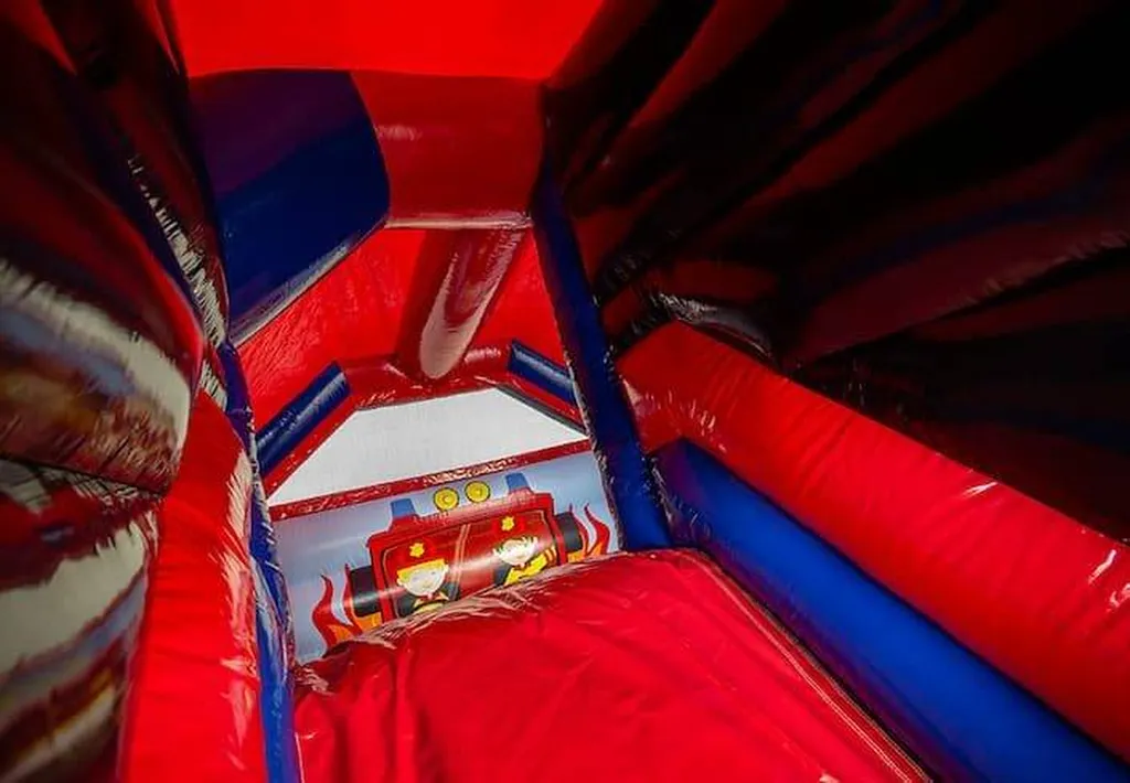 Château  gonflable Toboggan Pompier Combo à Nantes et partout en France 