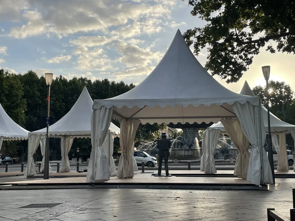 Montage et installation d'un village exposant lors d'un salon de l'immobilier à Aix-en-Provence