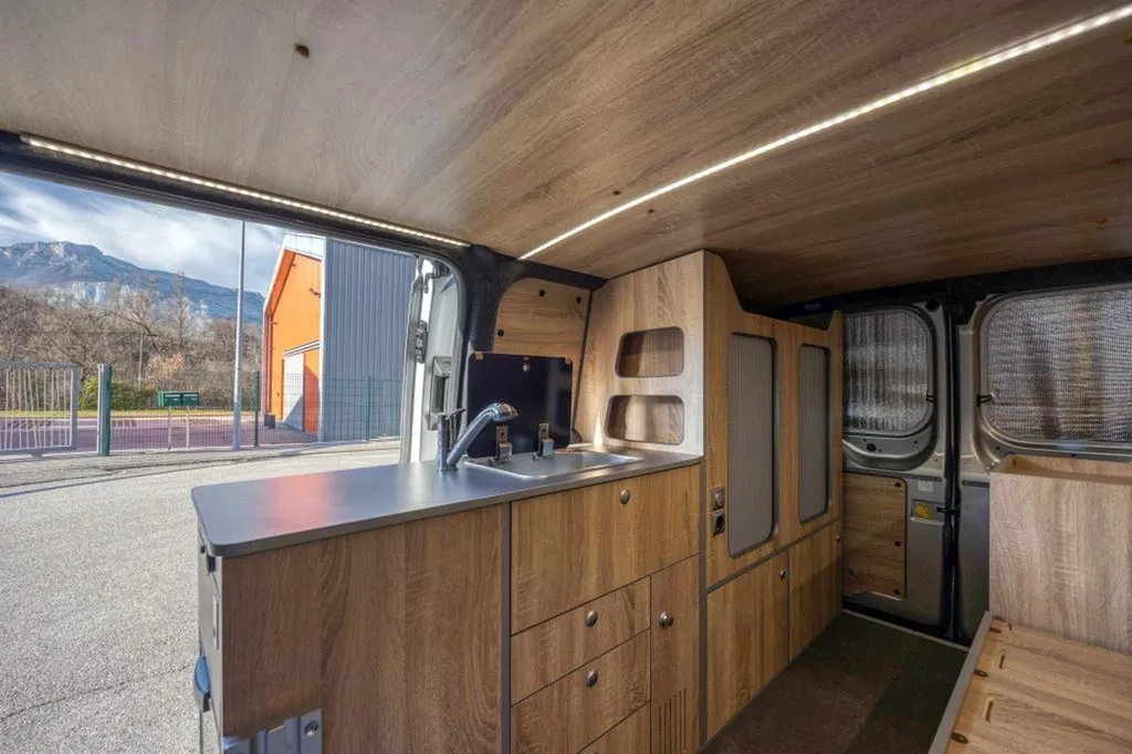 Ford Transit Custom Long aménagé sur-mesure à Grenoble : un van familial équipé pour la montagne iséroise