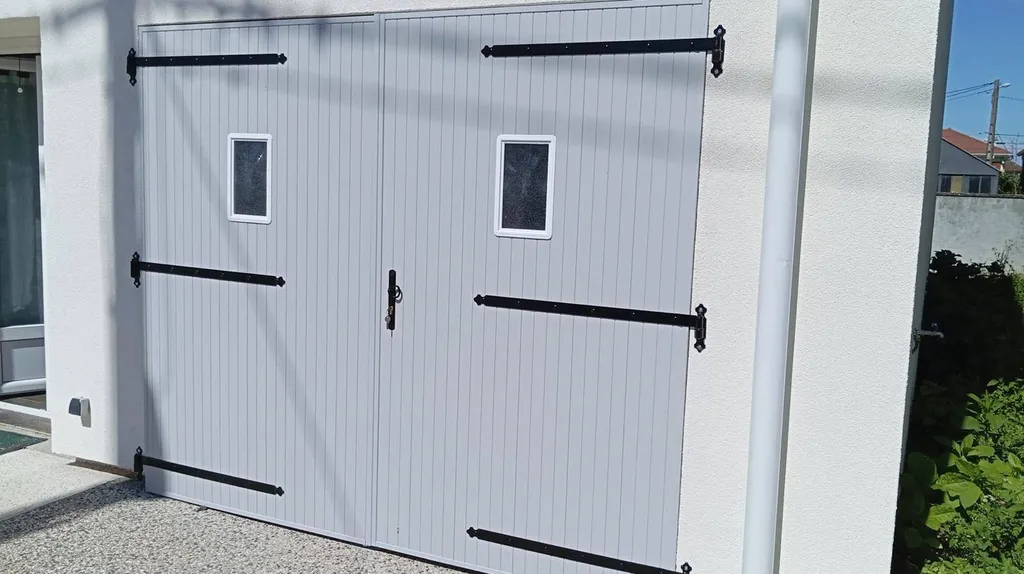 Installation d'une porte d'entrée en PVC dans une maison à Bron 