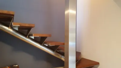 Habillage d'un escalier en inox et Iroko