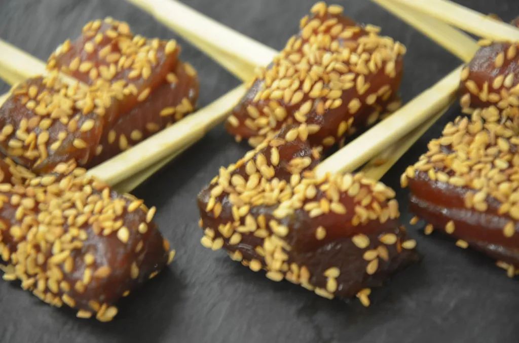 Maki dès de thon rouge au sésame