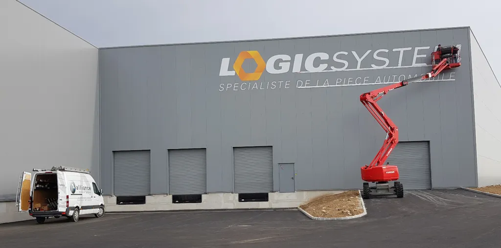 enseigne publicitaire en lettres decoupées