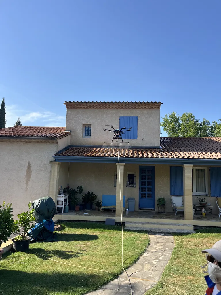 Nettoyage démoussage par drone d’une toiture à Prigonrieux près de Bergerac en Dordogne (24)
