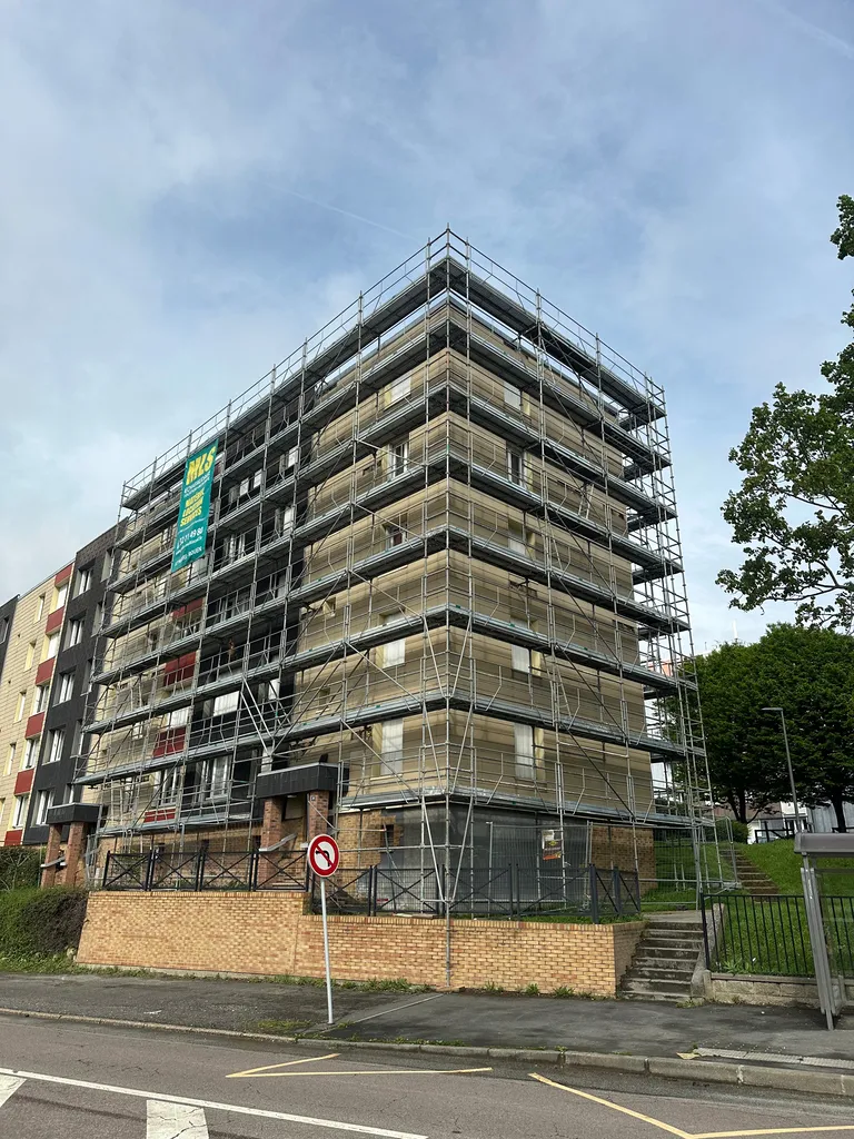Pose d'échafaudage pour travaux de façade immeuble par MLS au Havre
